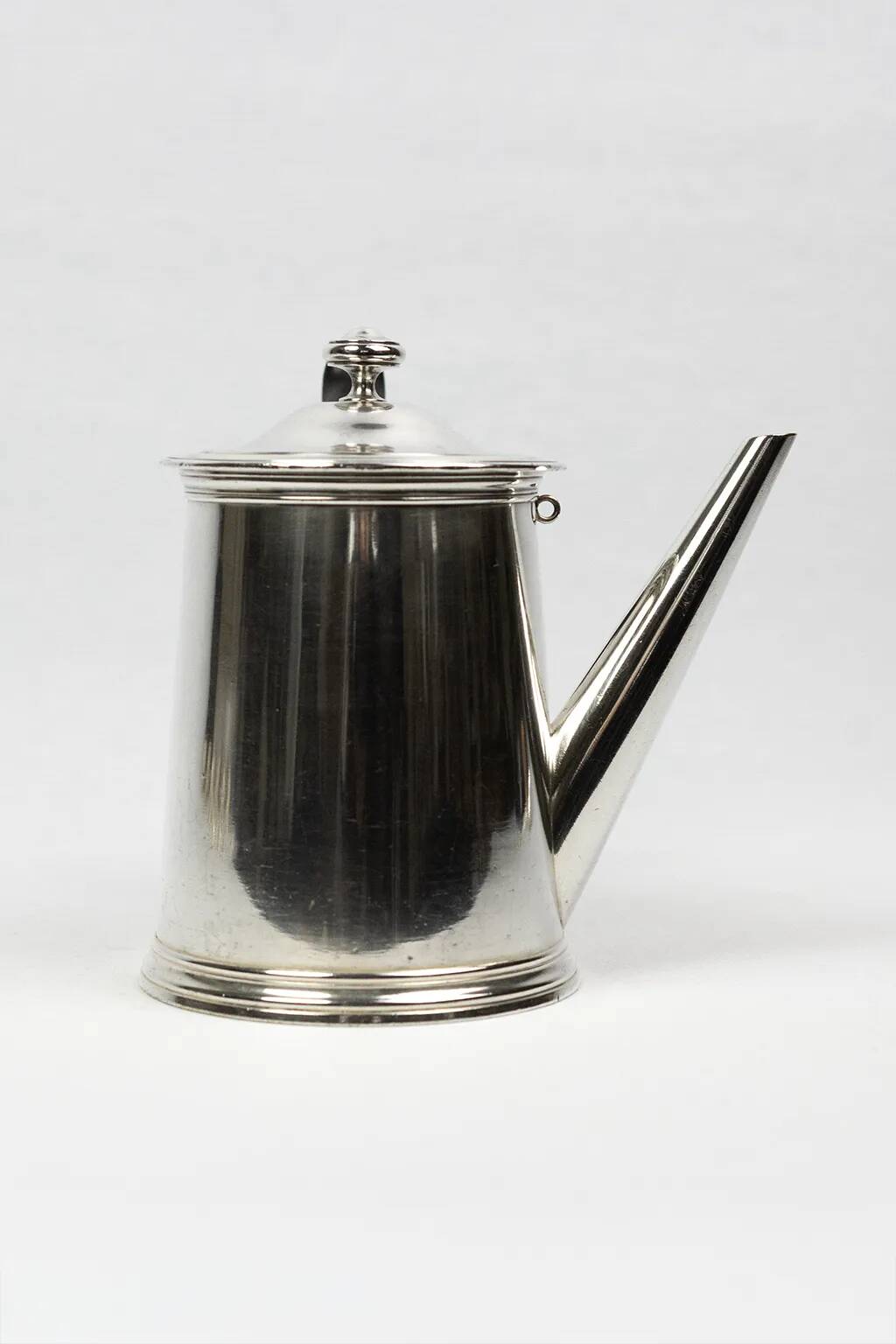 Christofle teapot in silver-plated metal, with a blackened wood handle — late 19th century, early 20th century.
