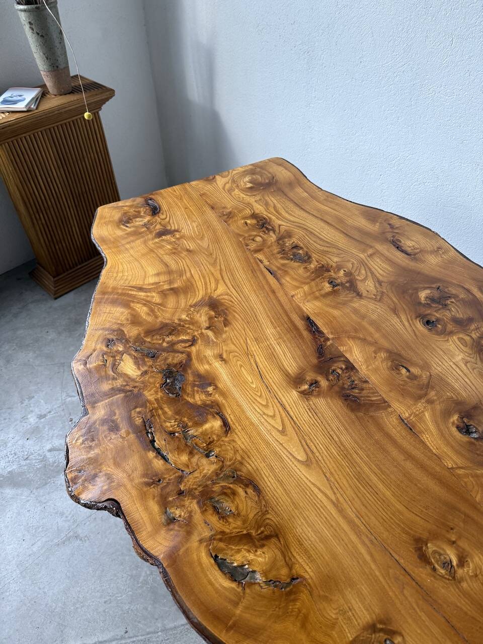 Table artisanale en orme massif, art populaire