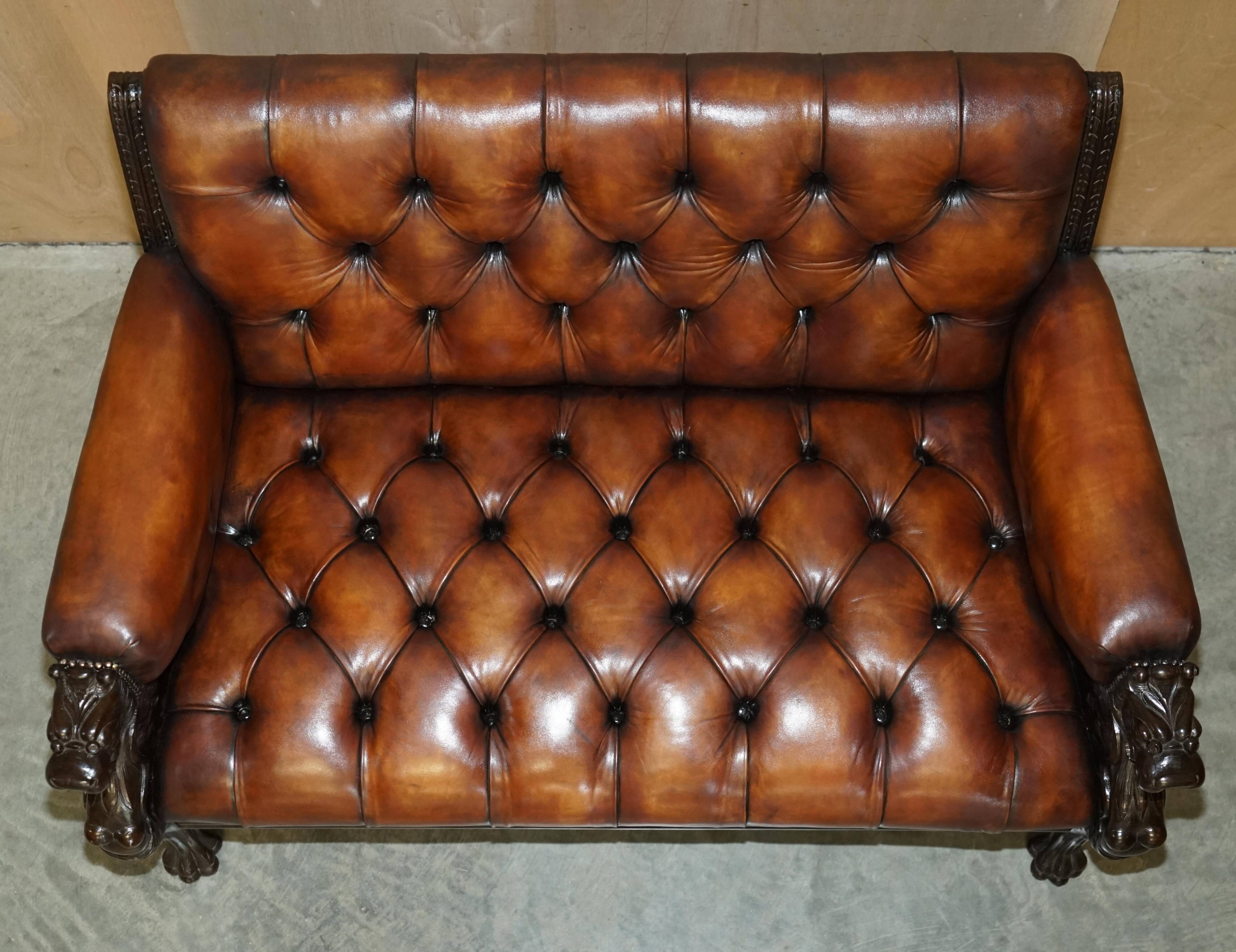Ensemble Chesterfield cuir avec lion sculpté à la main restauré