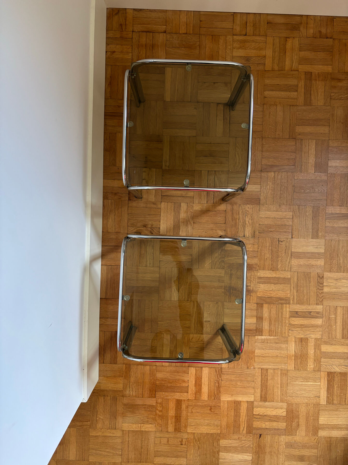 Duo de tables basses chrome et verre fumé