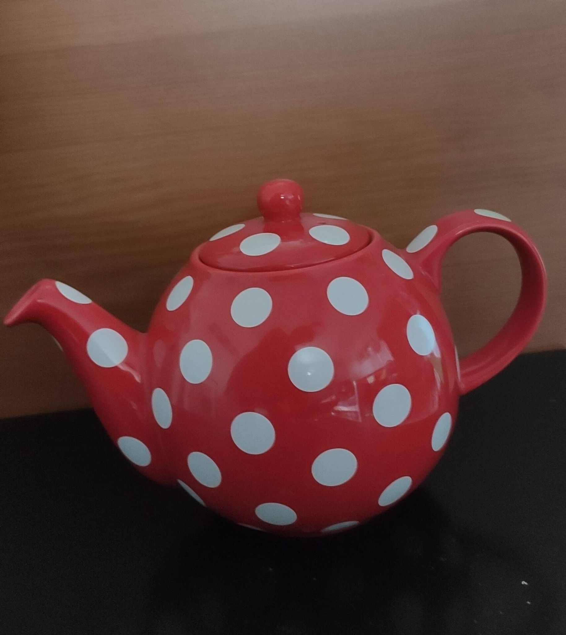 Jolie théière ronde anglaise à pois rouges