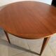 Table de repas ronde aux design scandinave en teck des années 60.