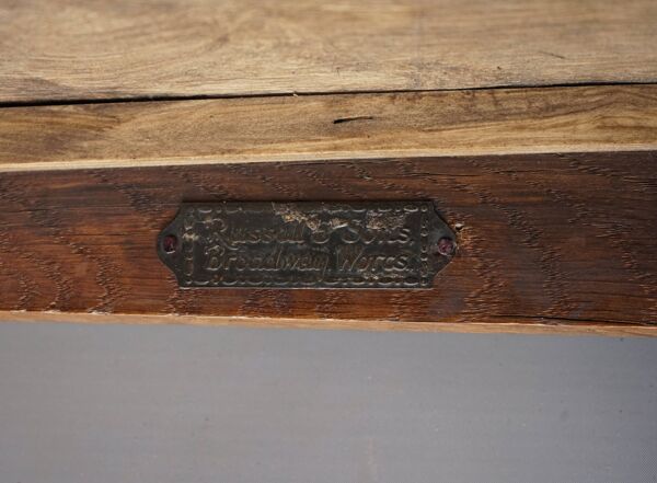 Petit tabouret en cuir par Gordon Russell pour Russell & Sons. Années 1920.