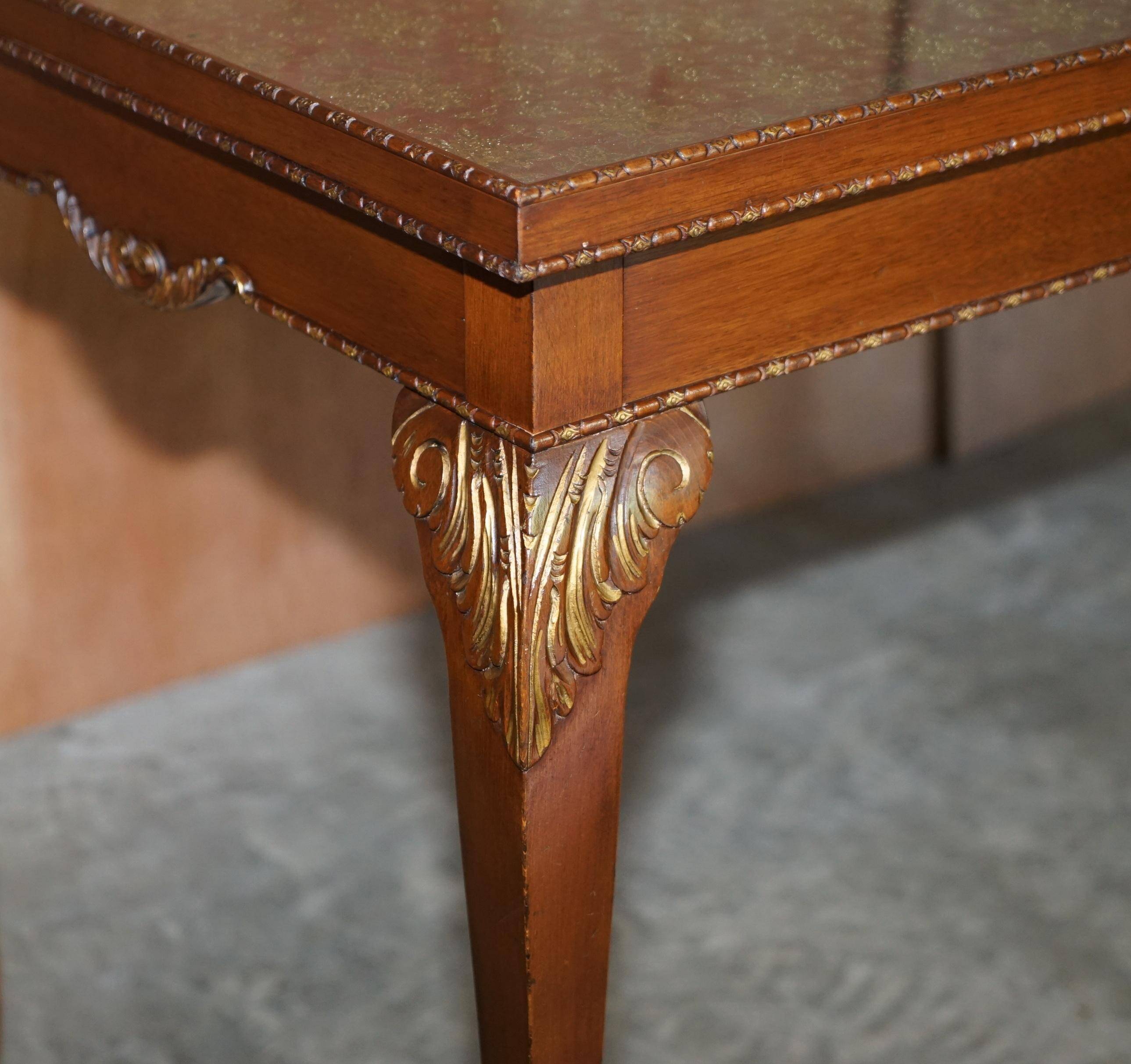 Table d'écriture vintage en bois dur avec dessus en verre brodé de soie