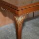 Table d'écriture vintage en bois dur avec dessus en verre brodé de soie