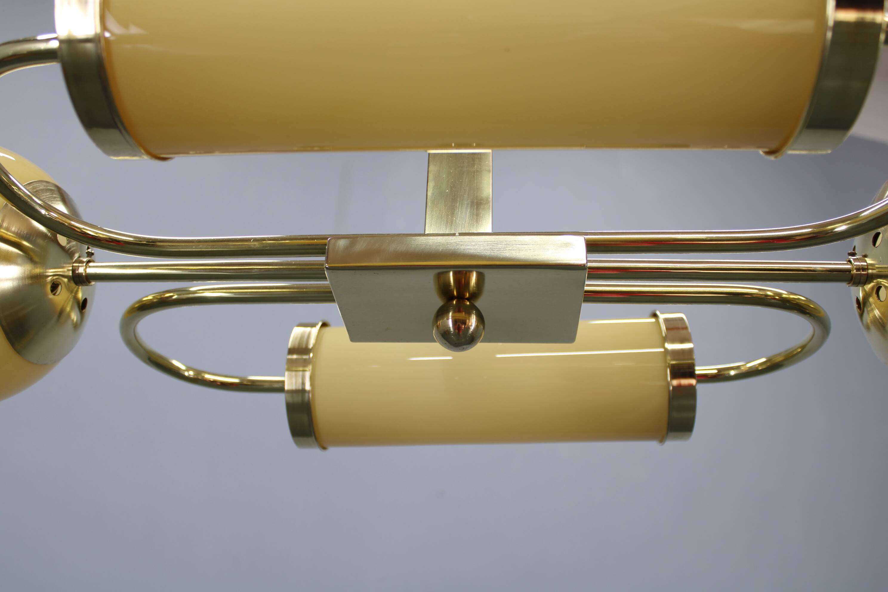 Lustre Art Déco tchécoslovaque en laiton des années 1930, avec globe et abat-jour opalescents.