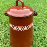 Pot à lait ancien en tôle émaillée