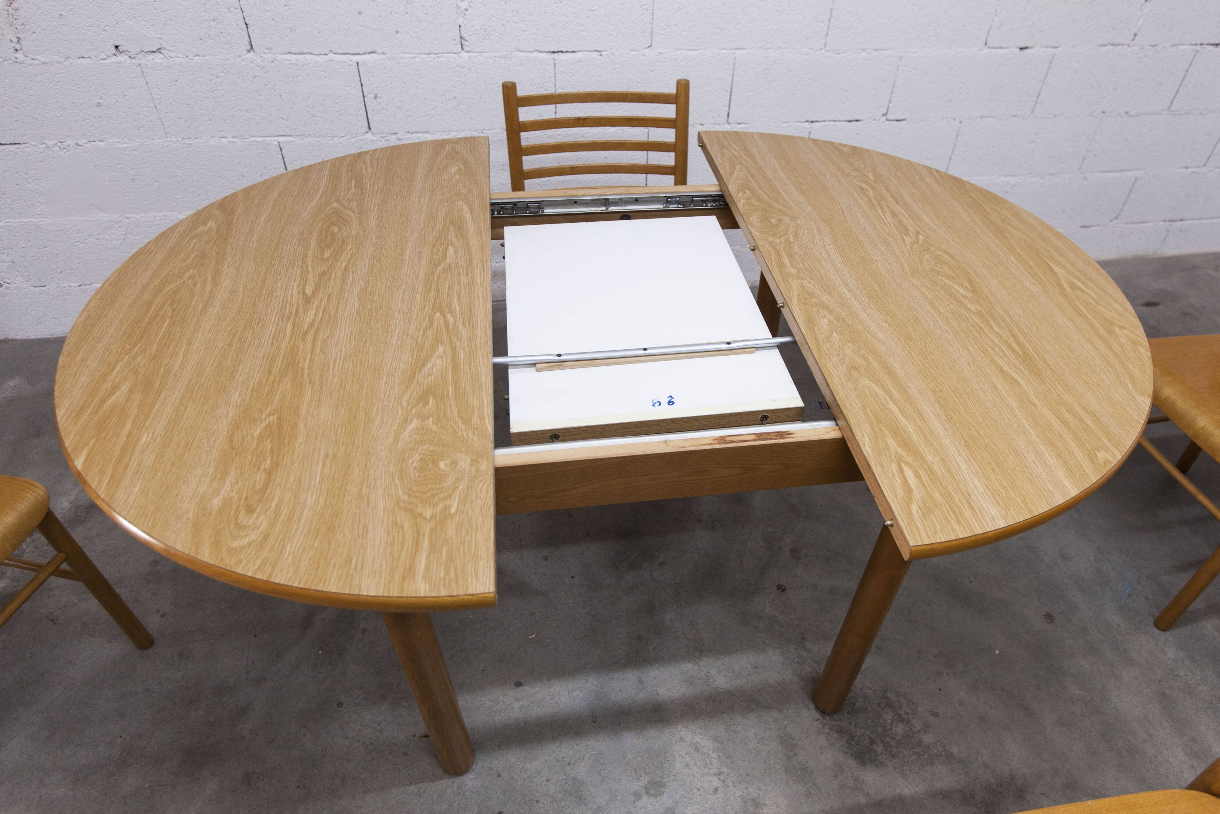 Danish ensemble transformable table 114 cm / 154 + 4 modernist chairs from the 1970s.