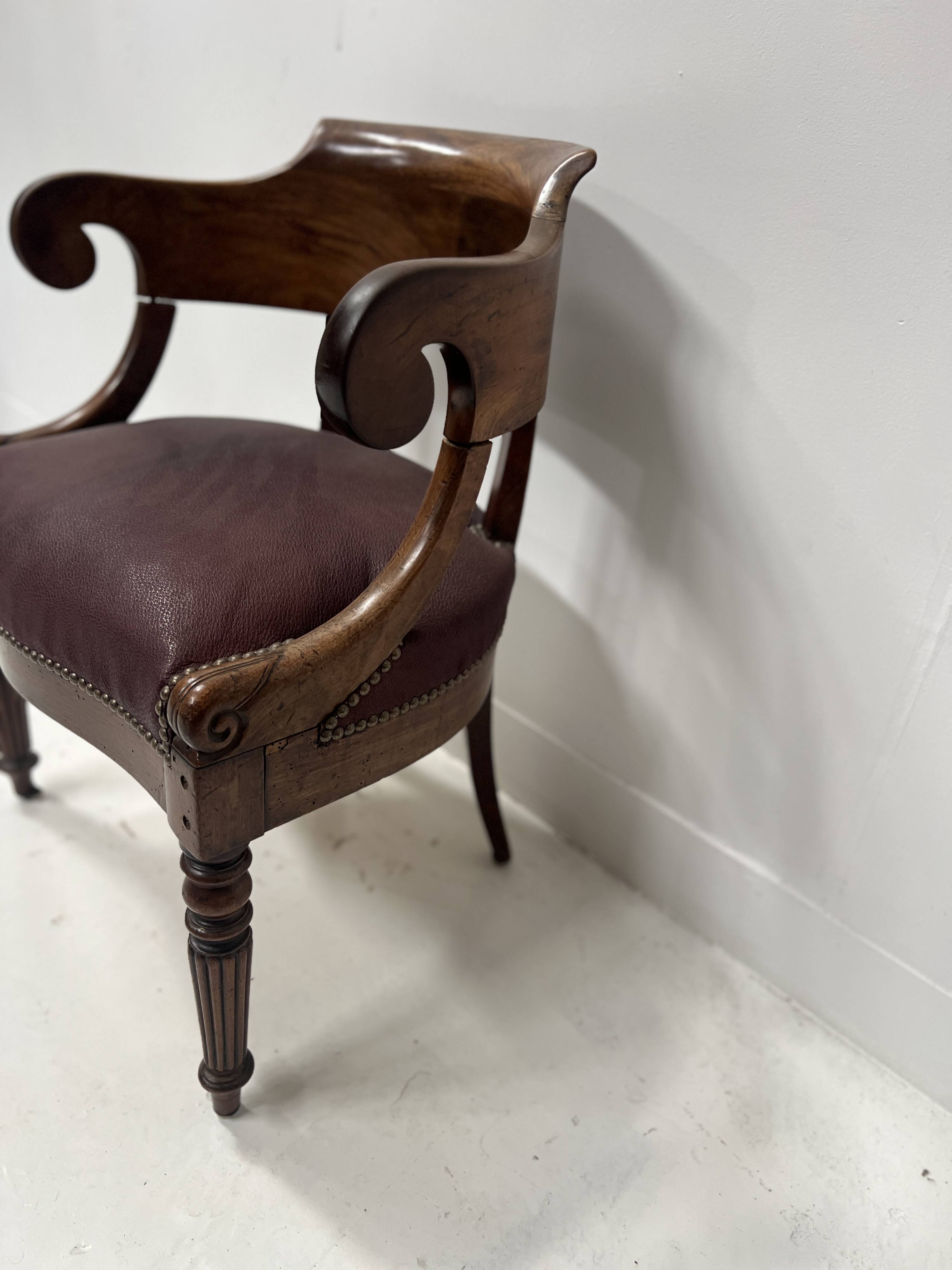 Fauteuil de bureau de style Empire en acajou et placage XIX siècle