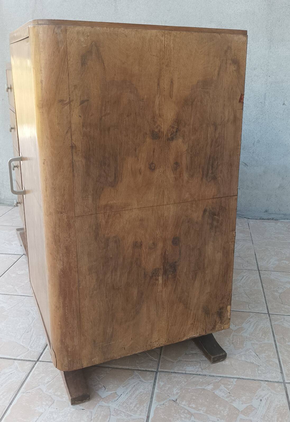 Art Deco buffet bar in walnut burl.