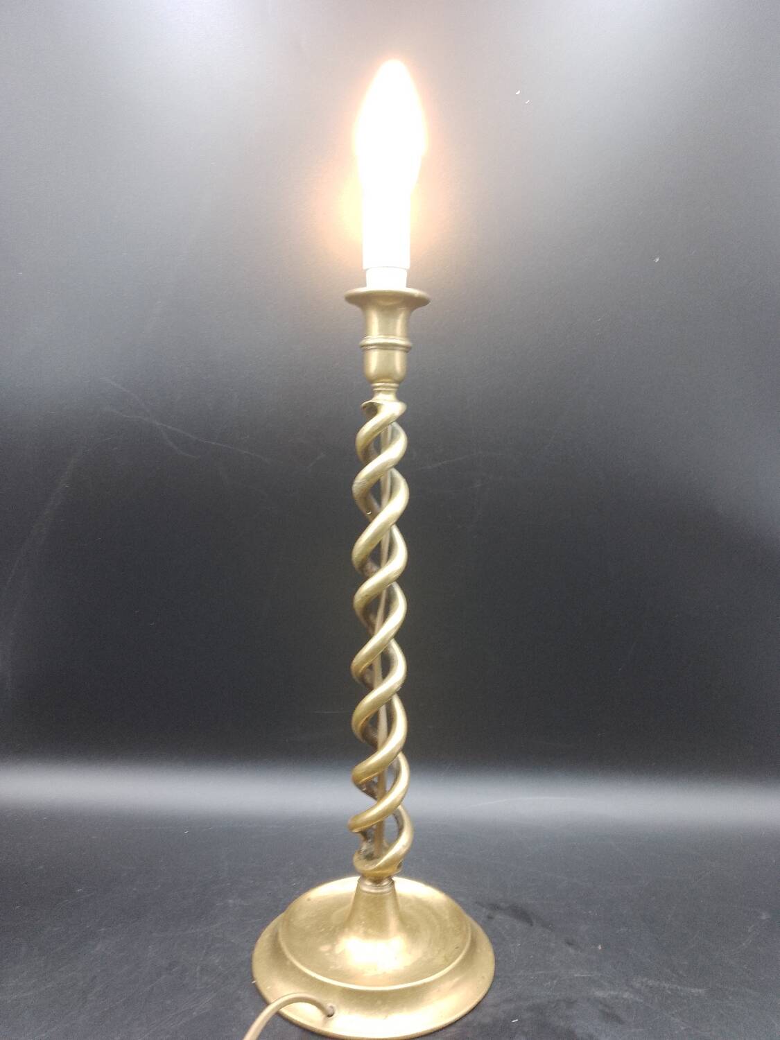Belle et Grande Twisted table lamp in solid brass circa 1920 Height 40 cm