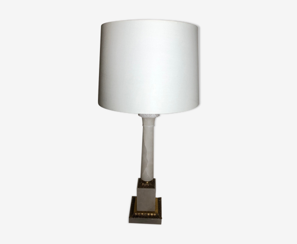 Lampe colonne en marbre blanc et bronze doré. Très bon état.