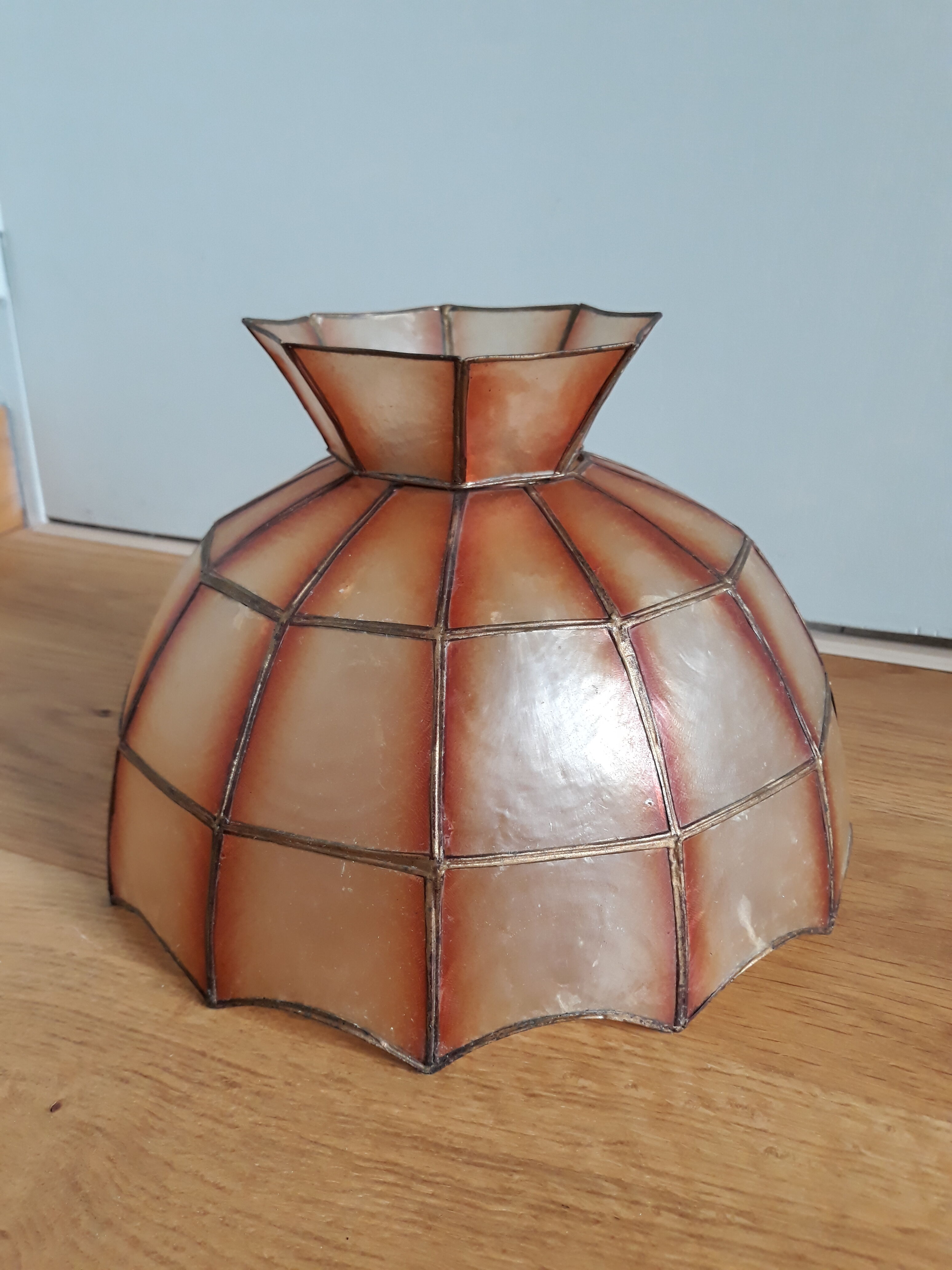 Mother-of-pearl lampshade for suspension