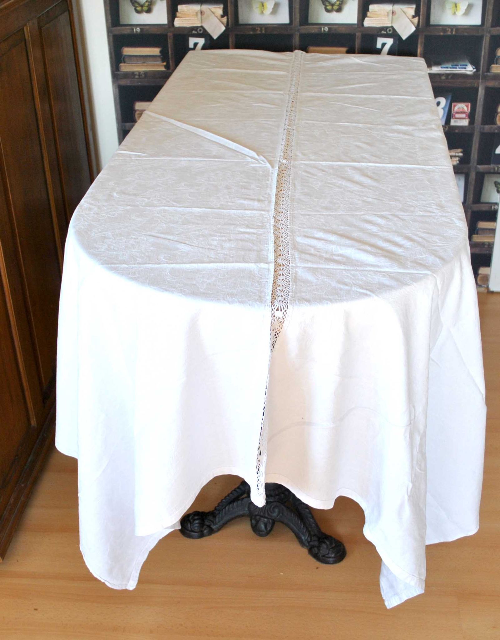 Vintage tablecloth in damask mestizo and decorated with a central lace 145x170 *Z*