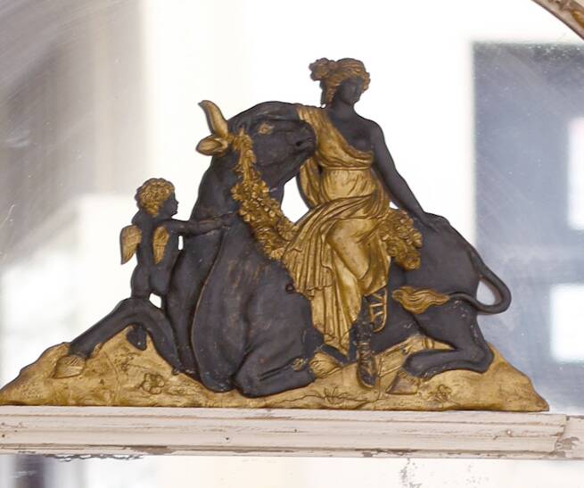 Extraordinary trumeau with bas-relief (circa 1800)