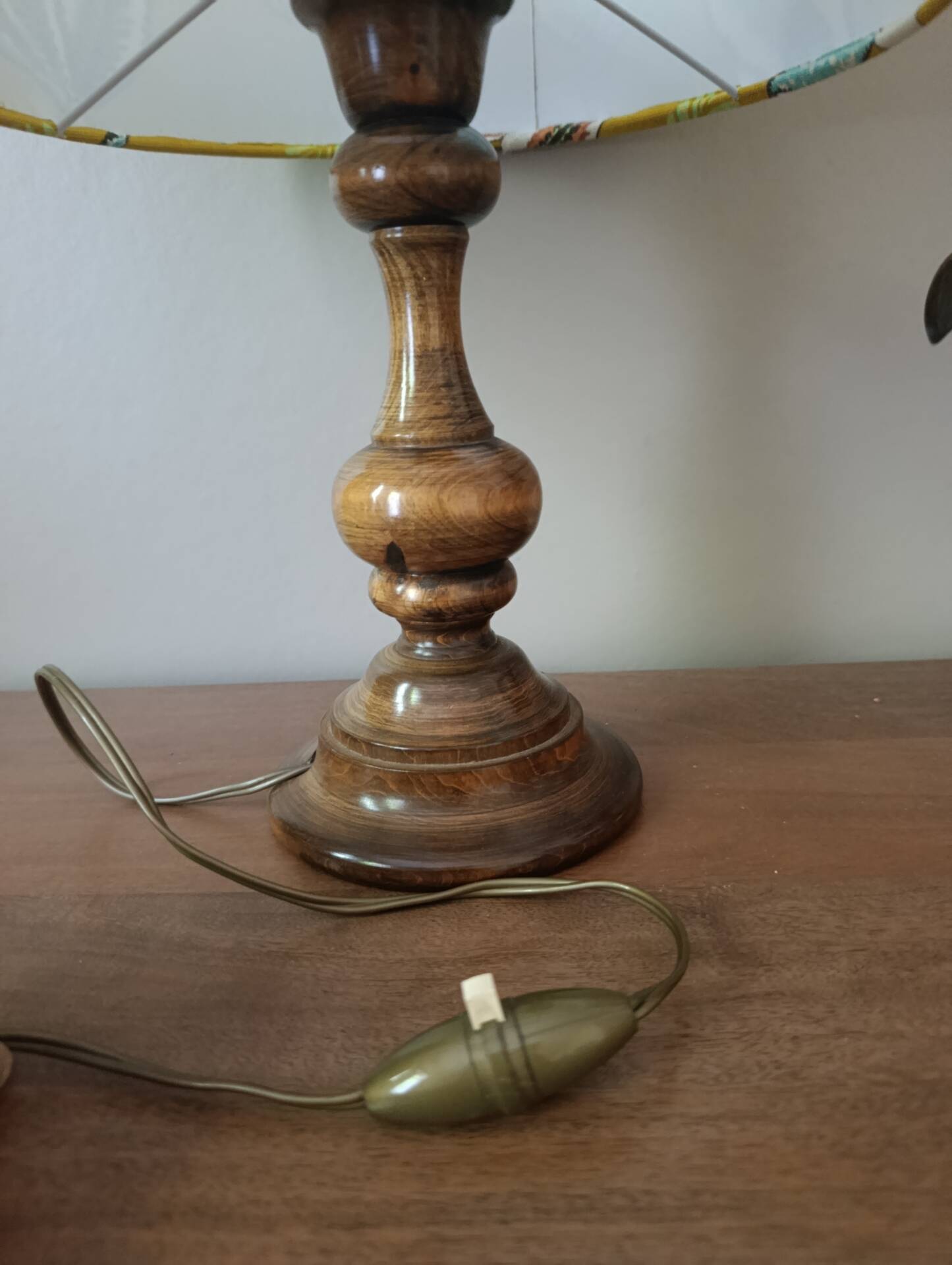 Lampe à poser bois tourné ancien | imprimé ocre végétal & botanique 