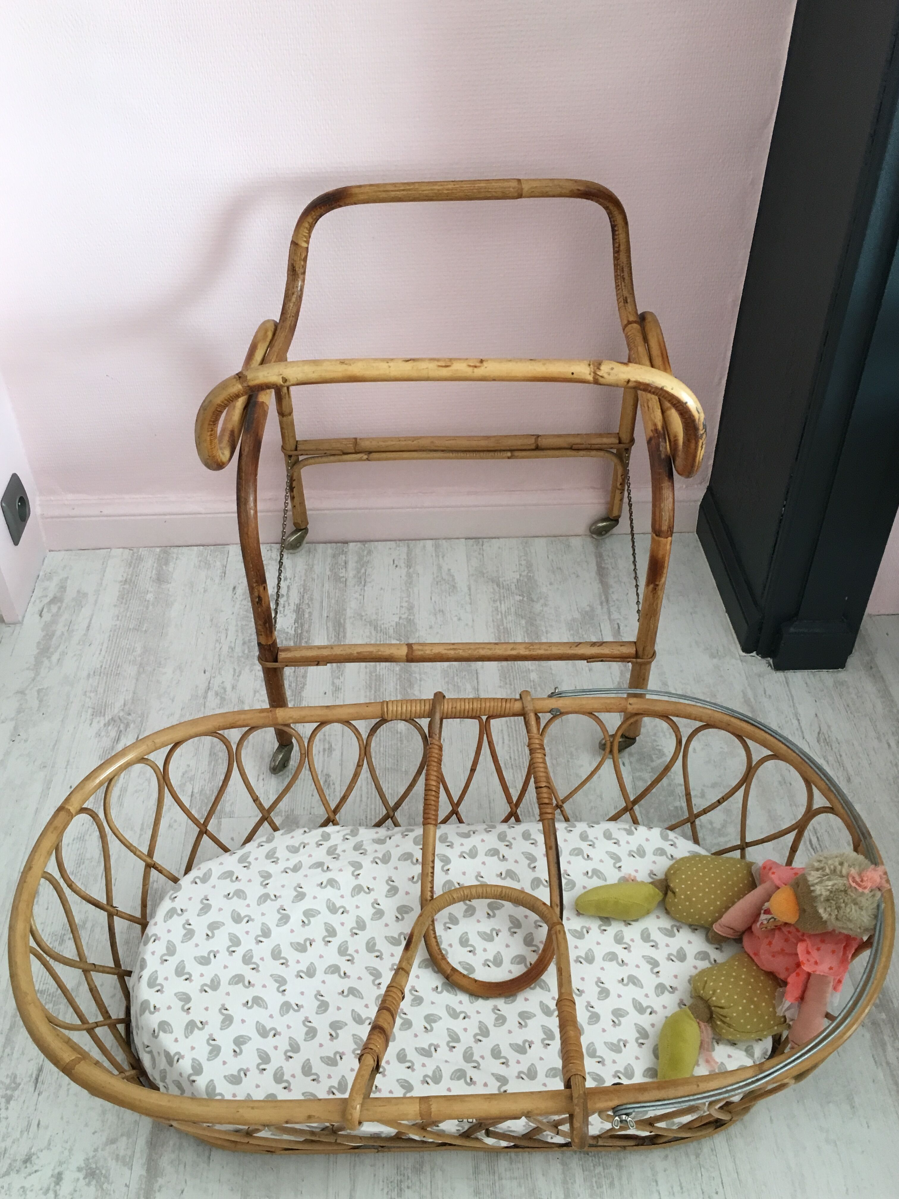 Rattan cradle on foot