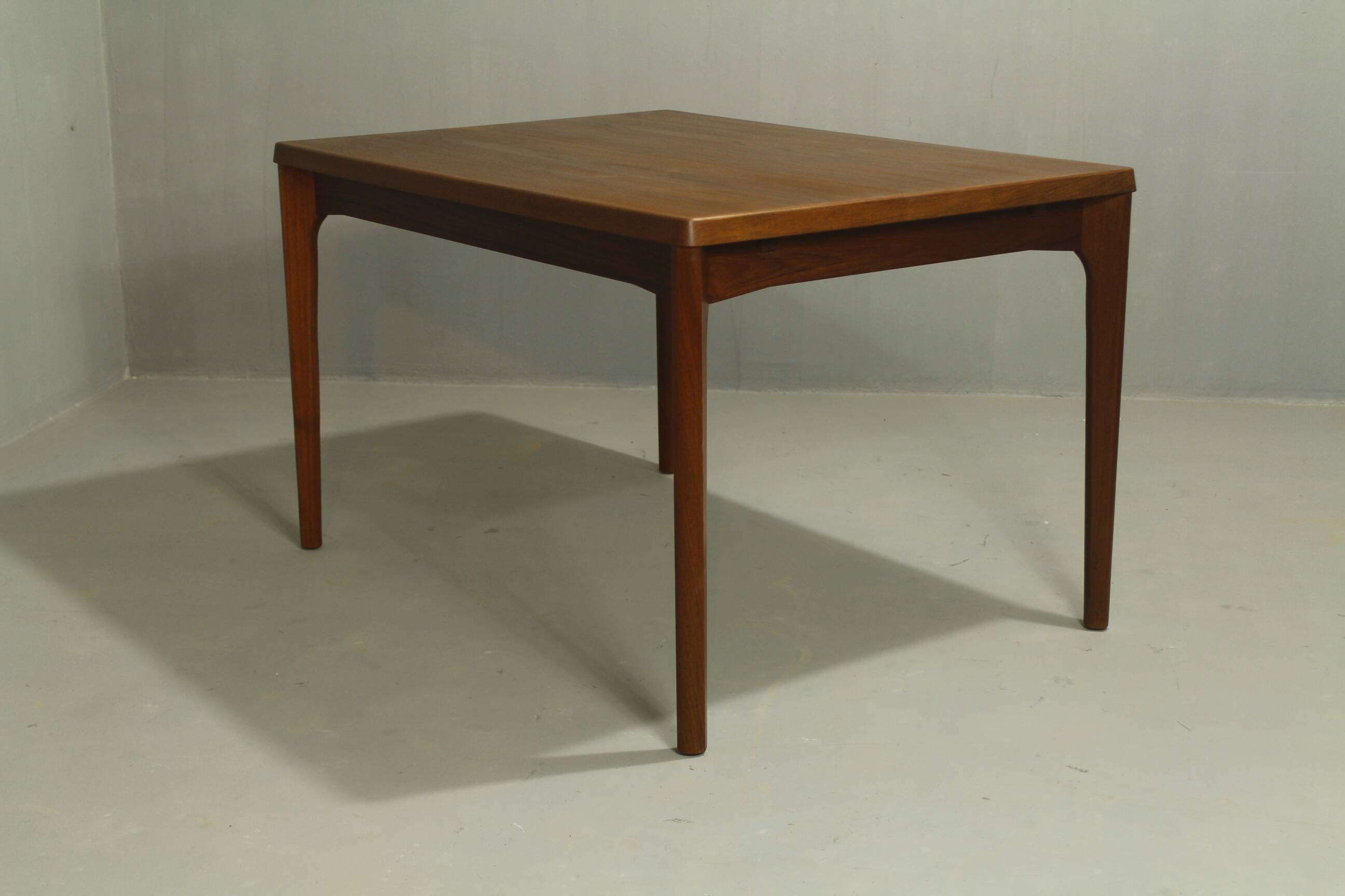 Table à manger en teck par Henning Kjaernulf, Danemark, années 1960.