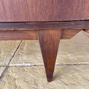 Vintage high chest of drawers in oak with 5 drawers, circa 1950s.