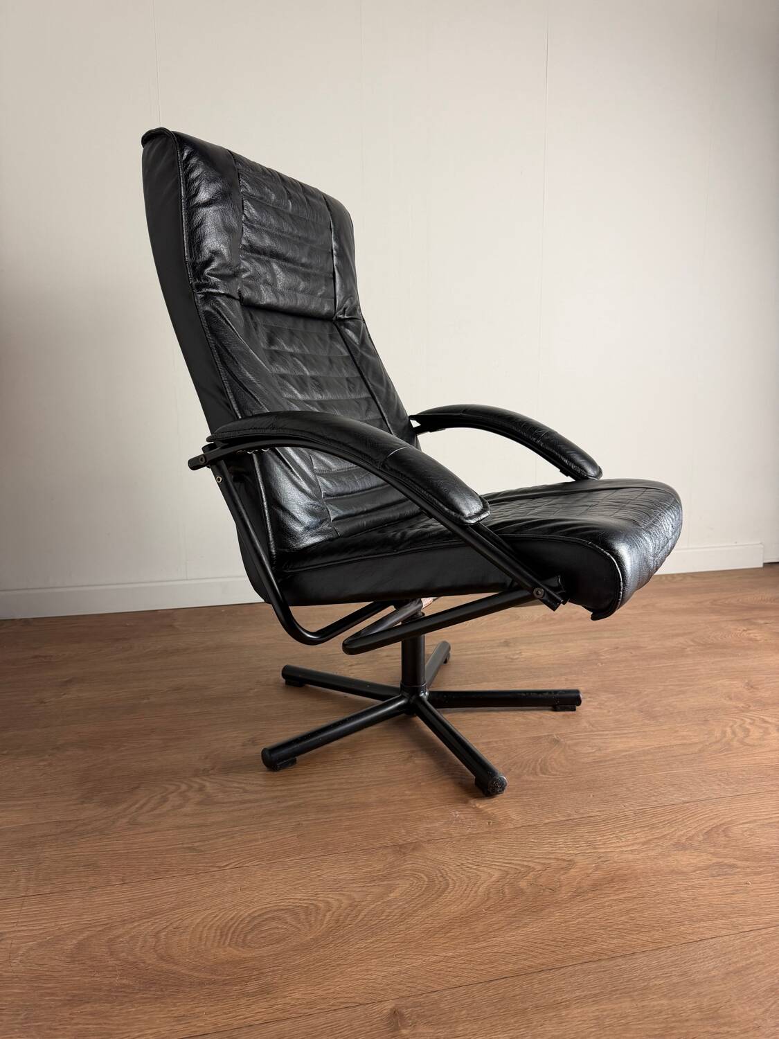 Danish swivel armchair in black leather – 1970s/80s - Skipper Furniture