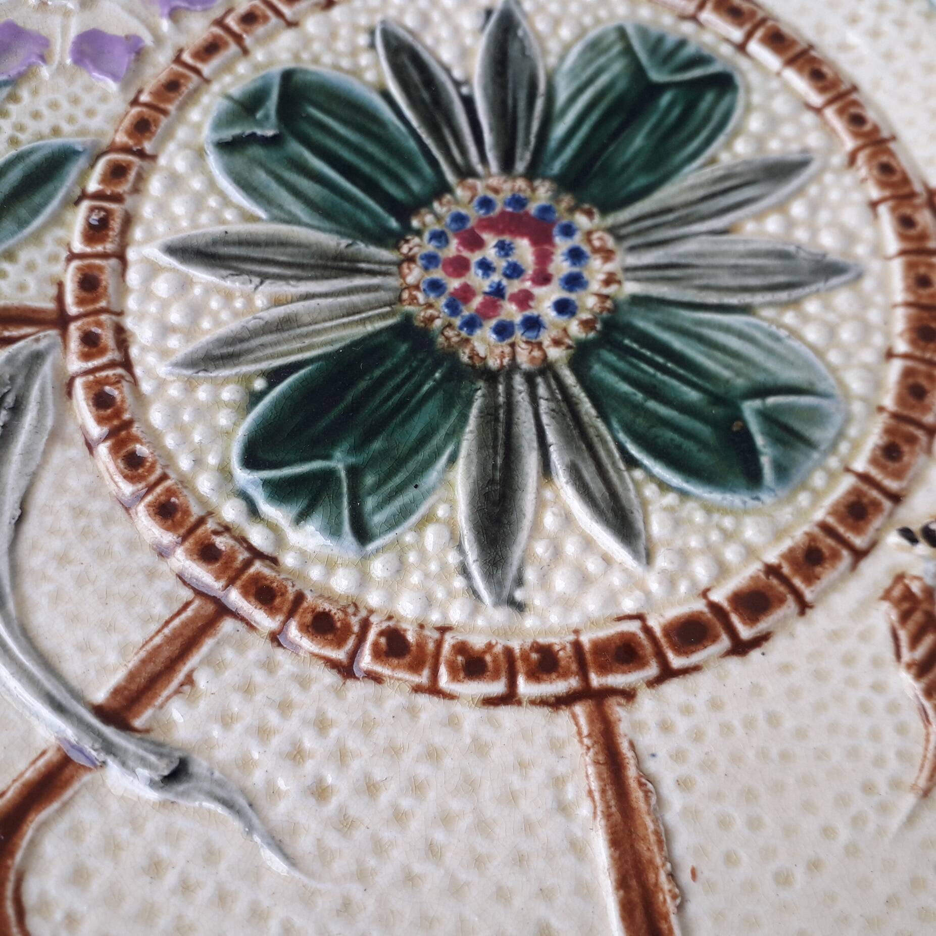 Assiette en barbotine