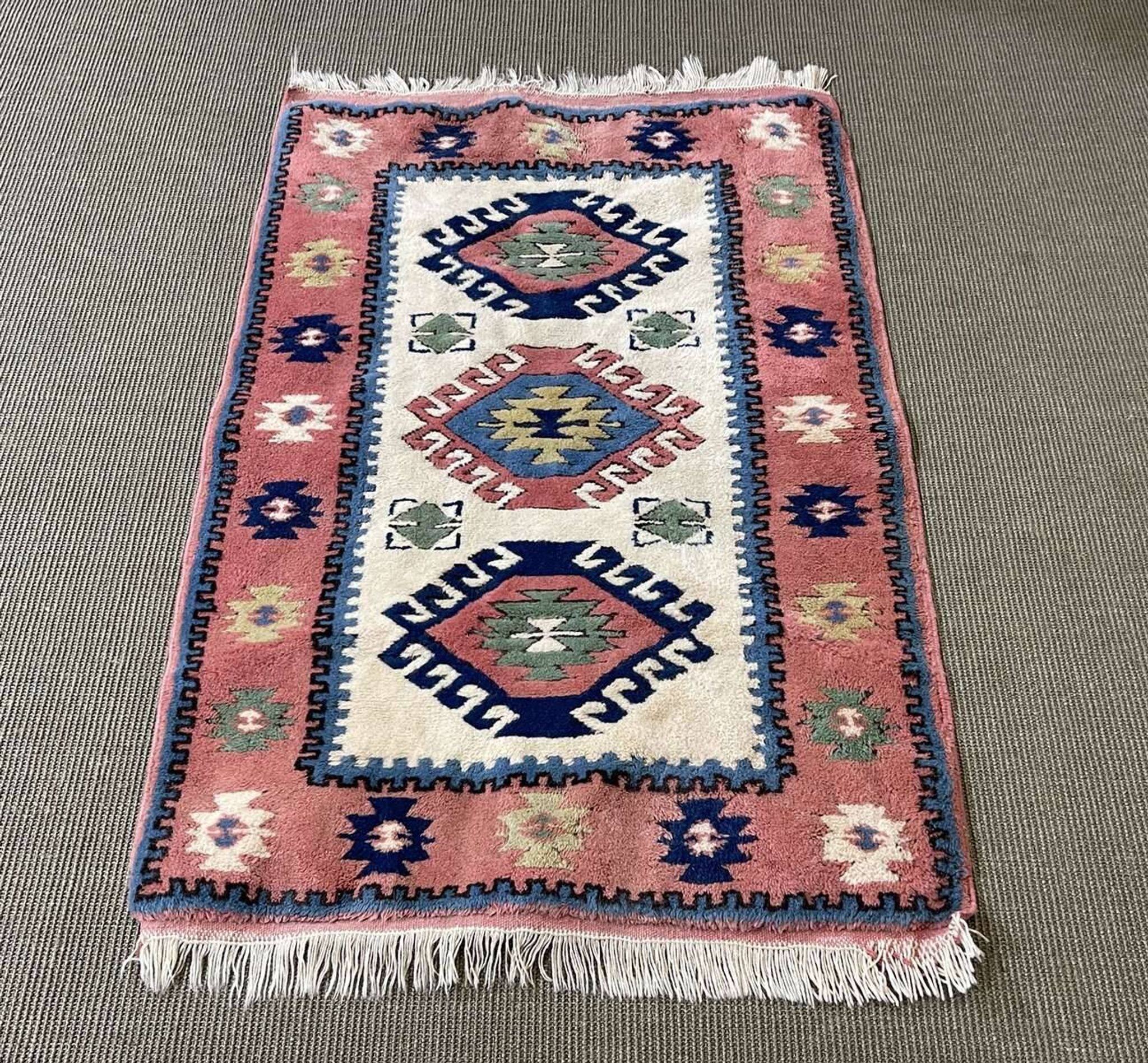 Handmade wool Oriental rug - 1.40m x 0.85m