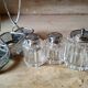 Ensemble de 2 petits salerons et moutardier en verre moulé sur  leur serviteur en métal