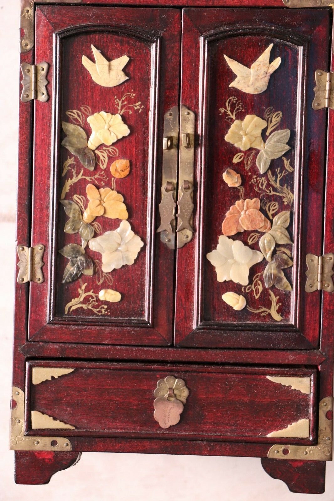 Chinese jewelry box in carved wood and inlaid stones 19th