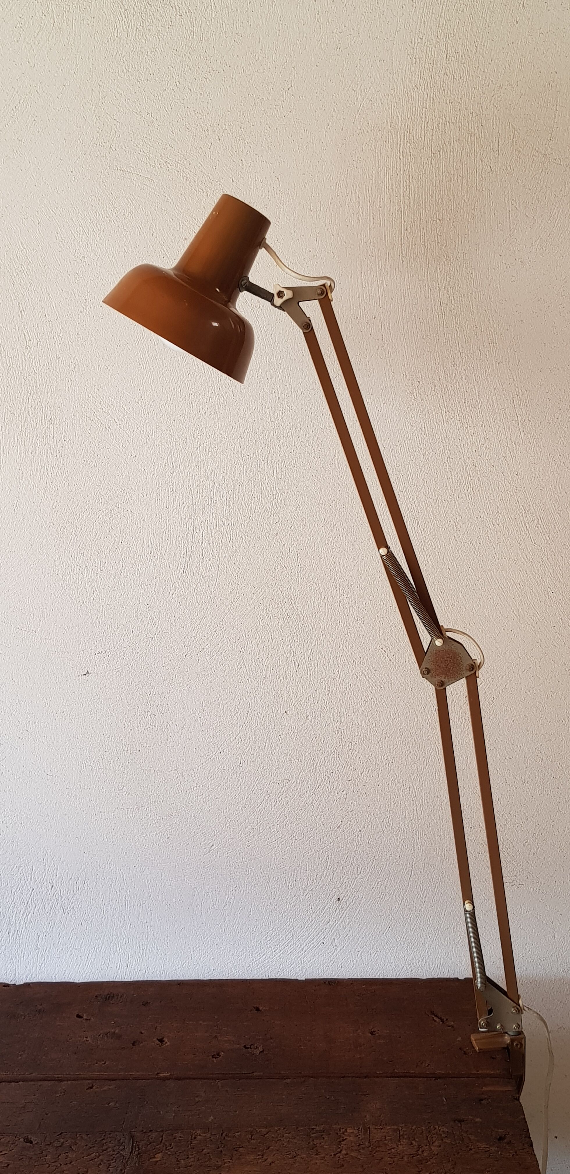 Lampe industrielle avec étau