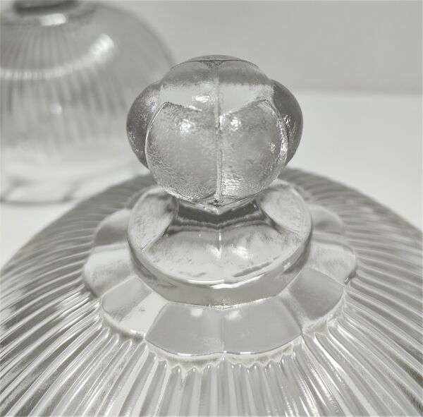 Deux cloches à fromage verre pressé moulé strié style Art Déco début XXème