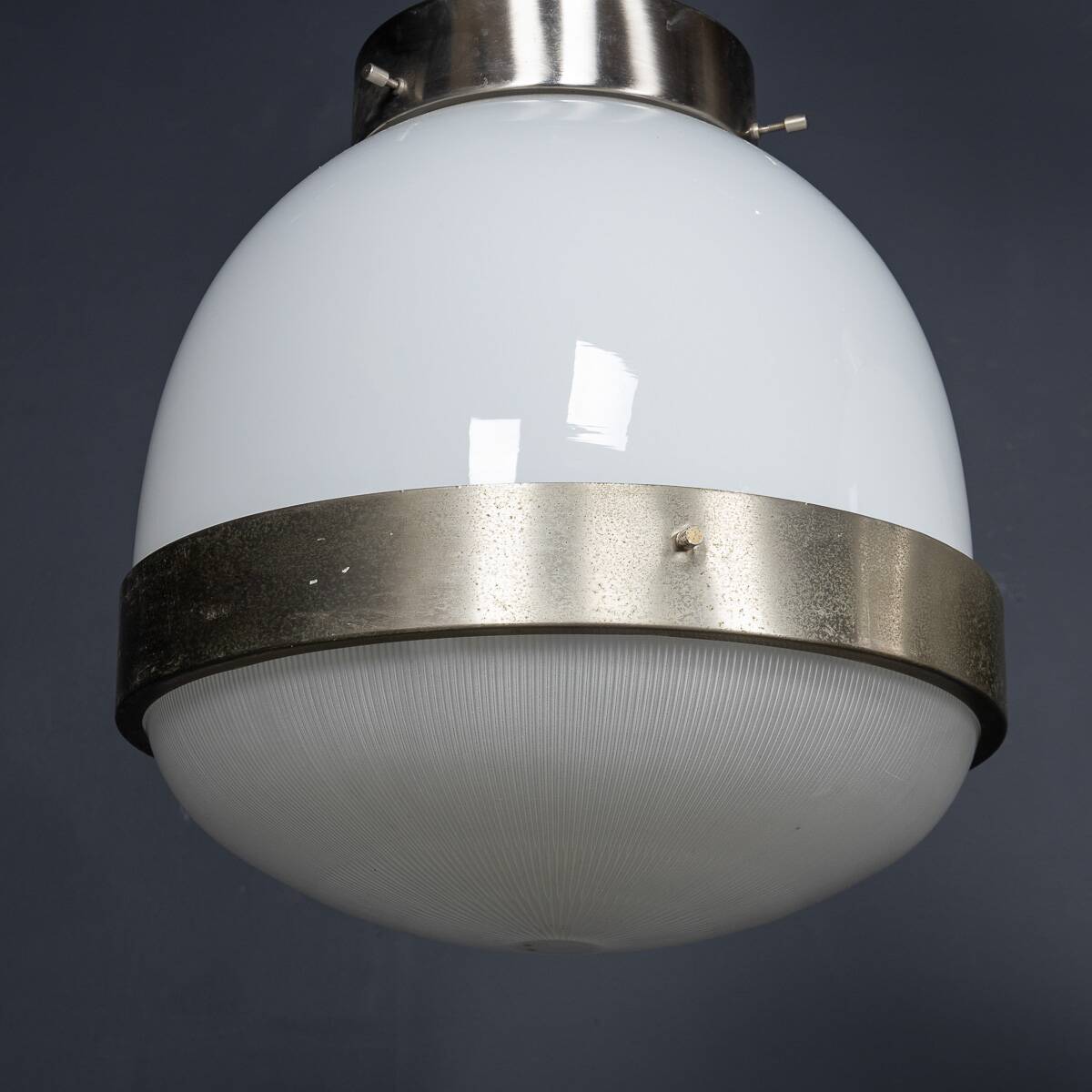 Paire de suspensions en opaline "Delta" italienne des années 1960 par Sergio Mazza.