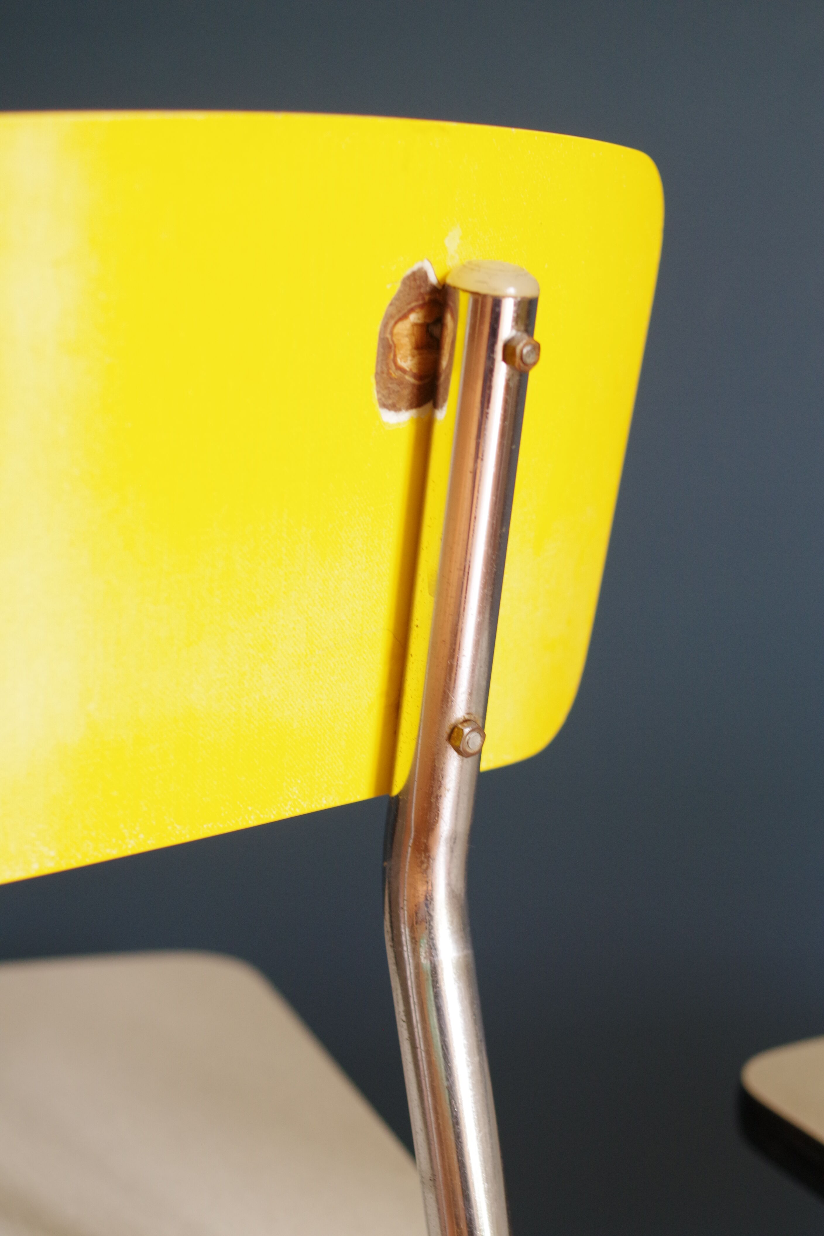 Série de 4 chaises en formica  bicolore jaune et blanc chiné