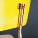 Série de 4 chaises en formica  bicolore jaune et blanc chiné
