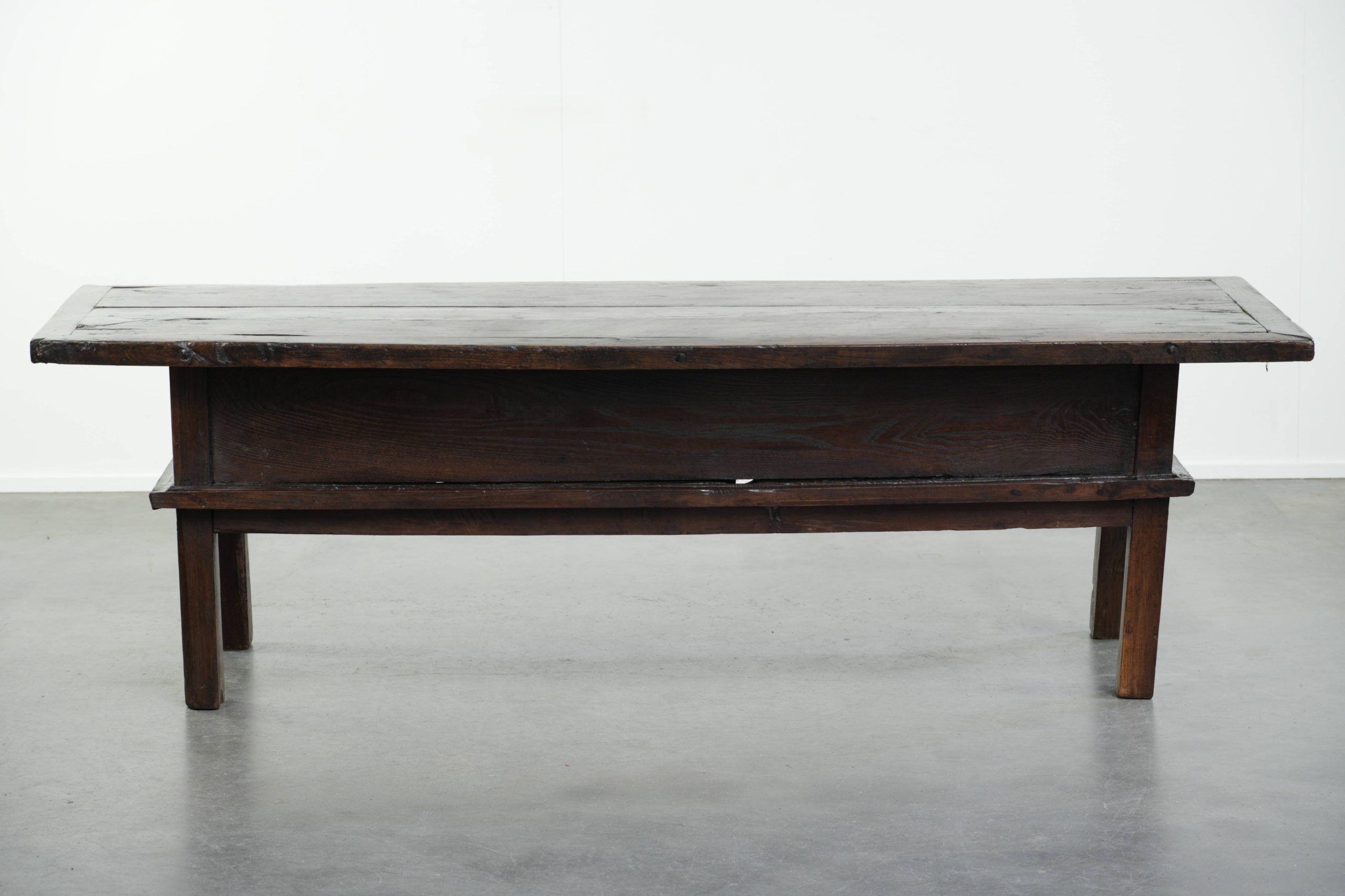 Table basse en bois de châtaignier du XVIIIe siècle d'Europe du Sud