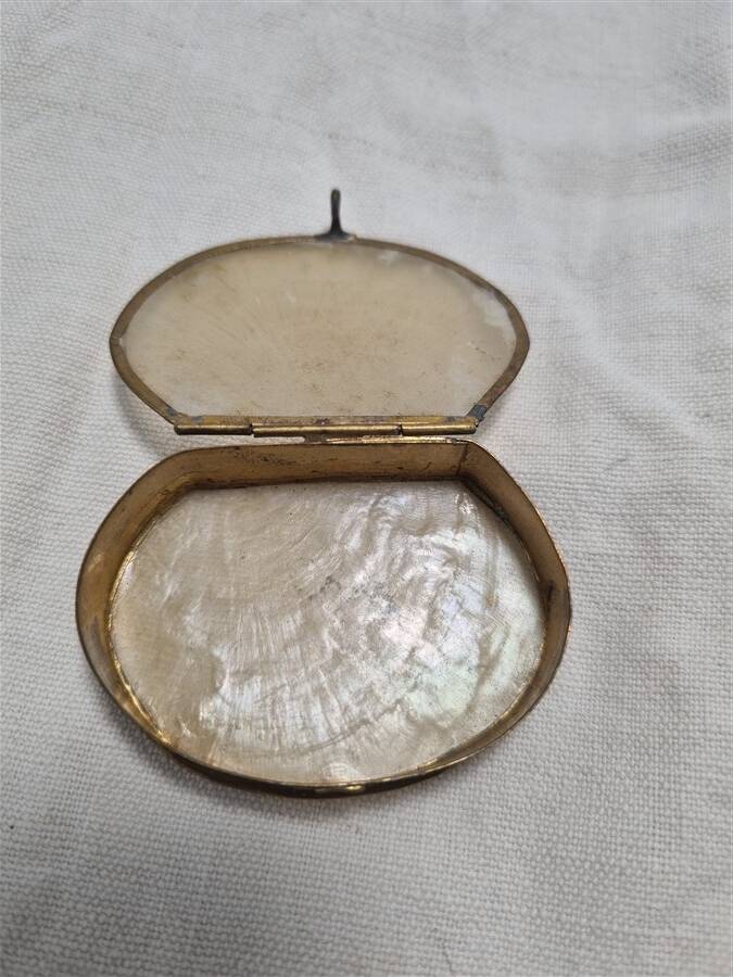Mother-of-pearl pillbox
