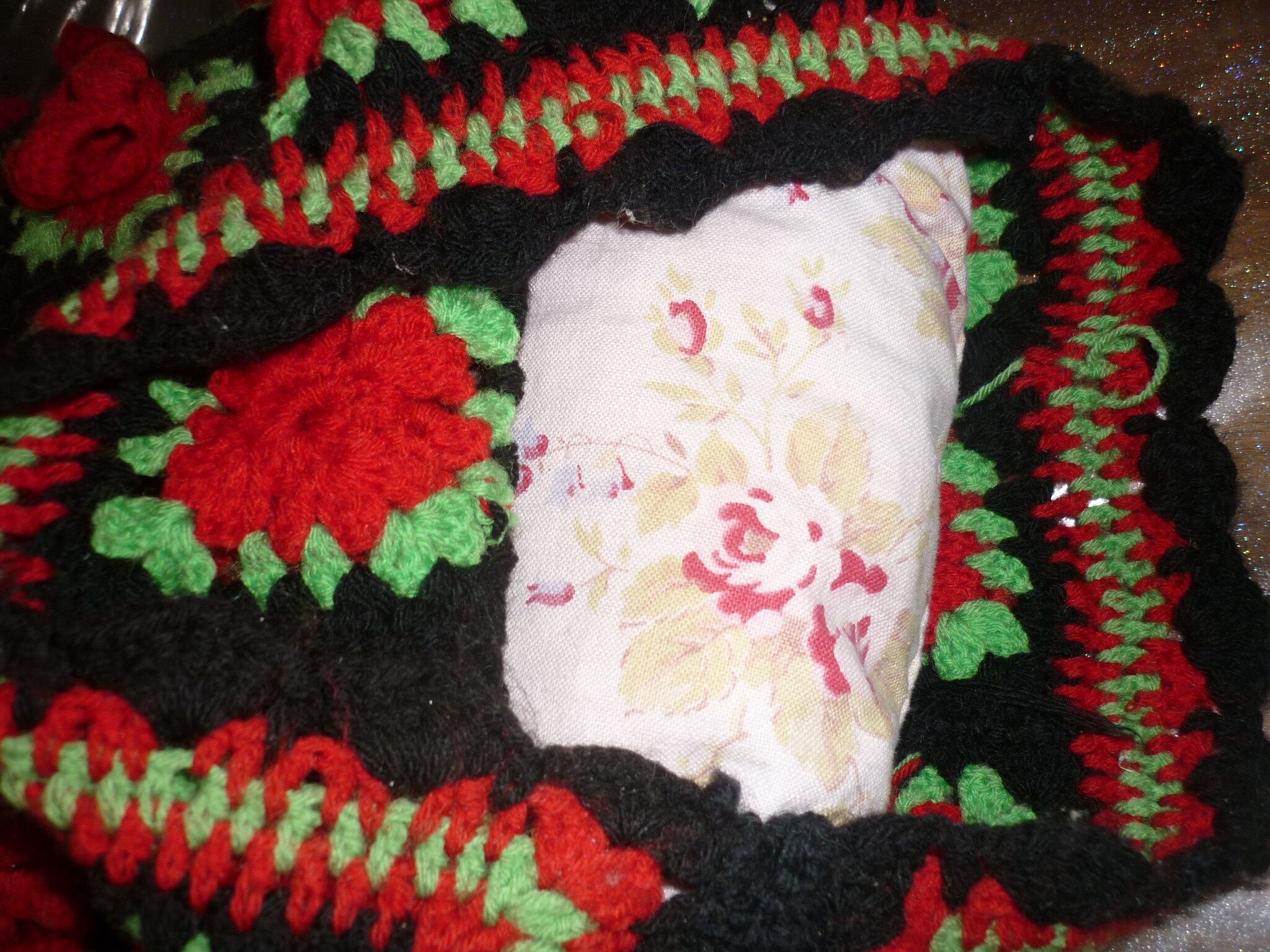 Housse de coussin crochet noir vert et rouge 35X50