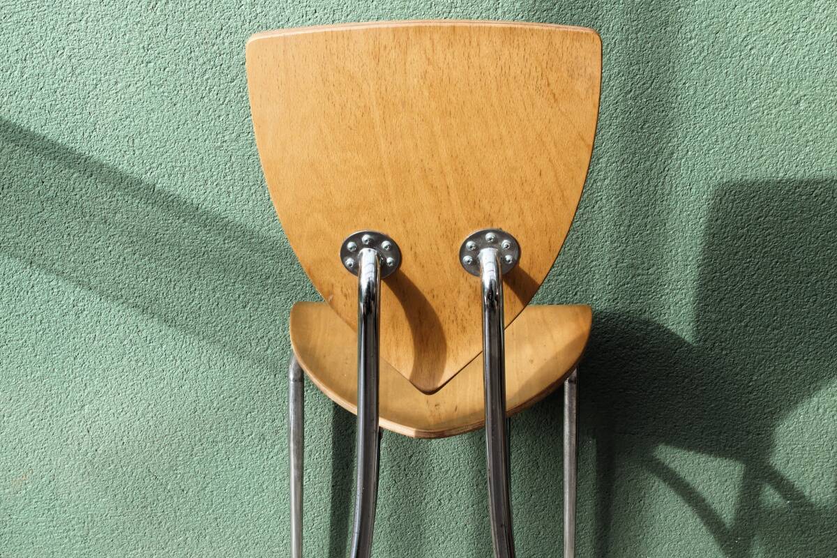 Set of two pairs of vintage 1970s chairs, in chrome metal and beech.