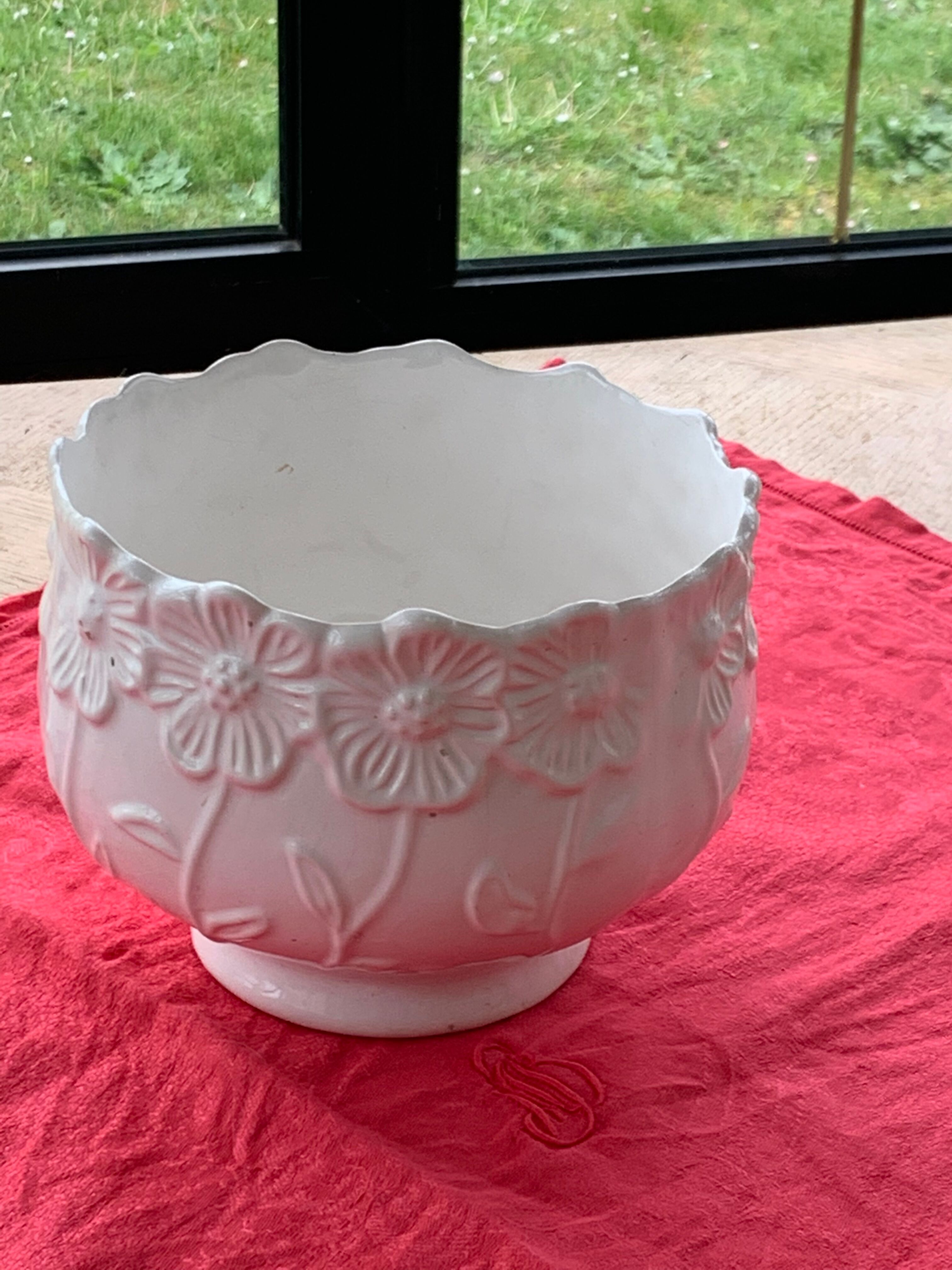 Pot cover slurry in glazed ceramic white vintage floral pattern