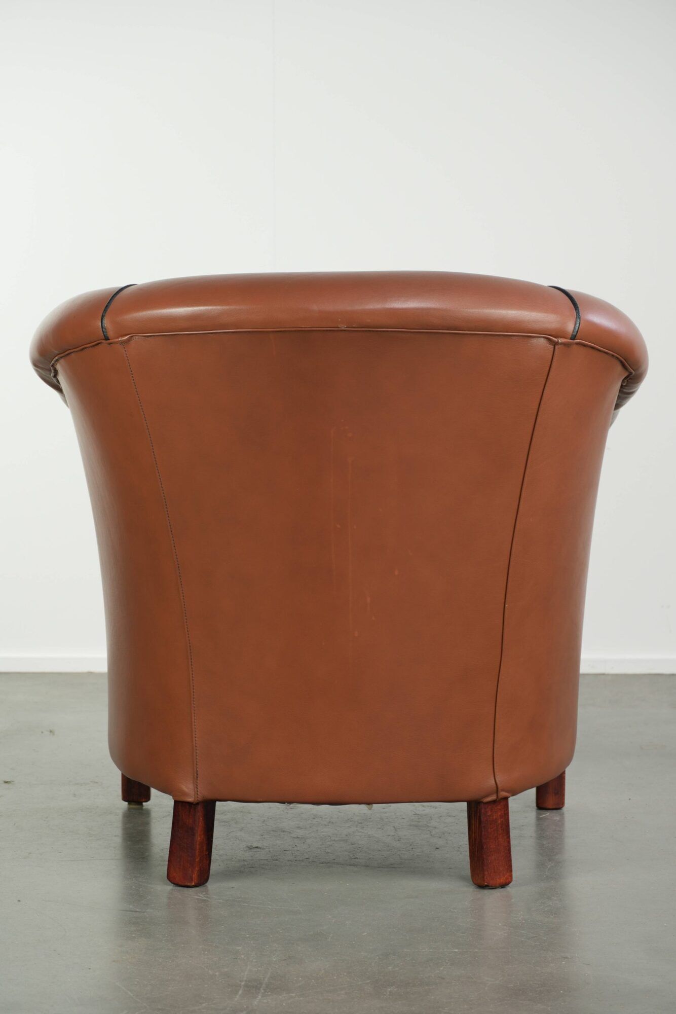 English cowhide club armchair with a luxurious finish and a good appearance