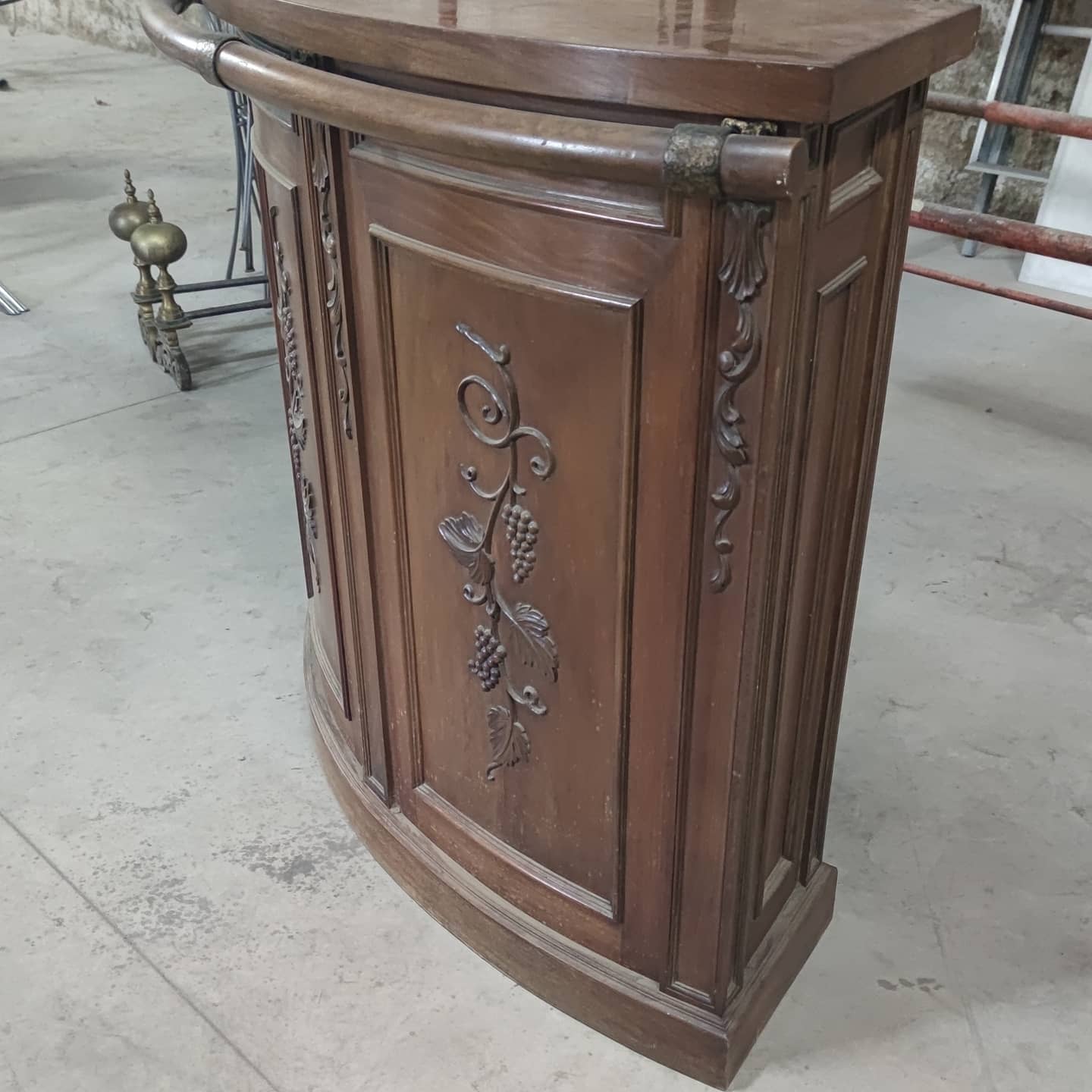Walnut quarter-circle bar counter dating from the 50s/60s
