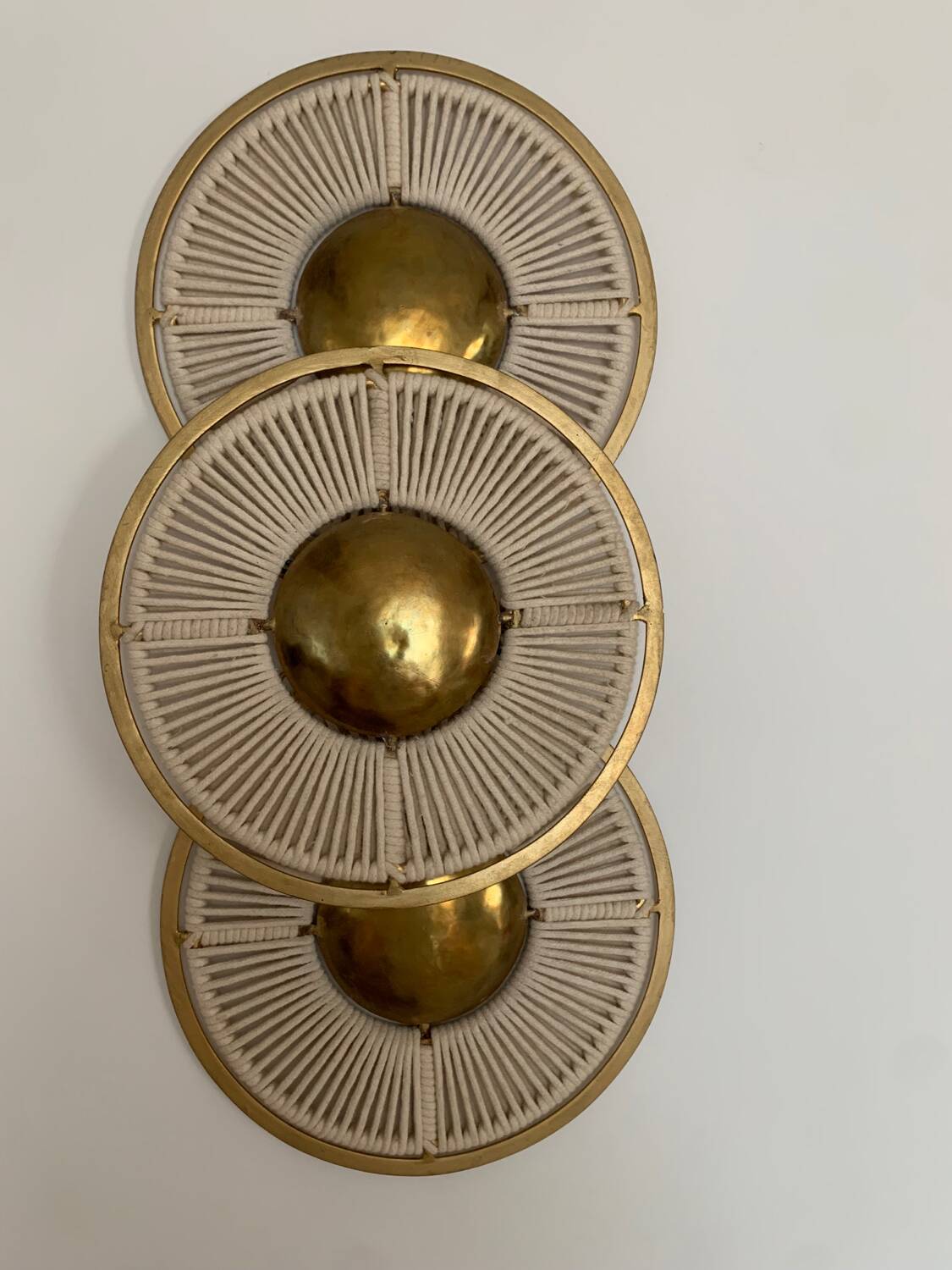 Wall lamp in gilded iron and rope