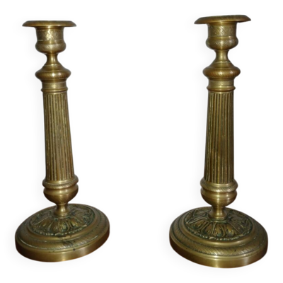 Paire de bougeoirs anciens de style Louis XVI en bronze ciselé