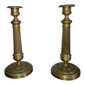 Paire de bougeoirs anciens de style Louis XVI en bronze ciselé