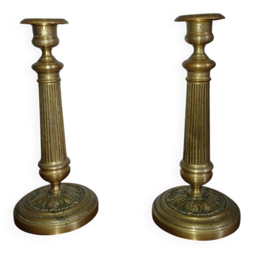 Paire de bougeoirs anciens de style Louis XVI en bronze ciselé