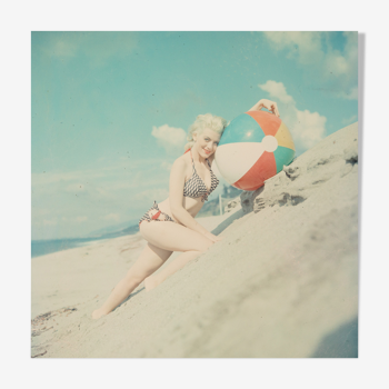 Tirage photo argentique couleur sur papier rc pin up femme plage 1960 40x40cm