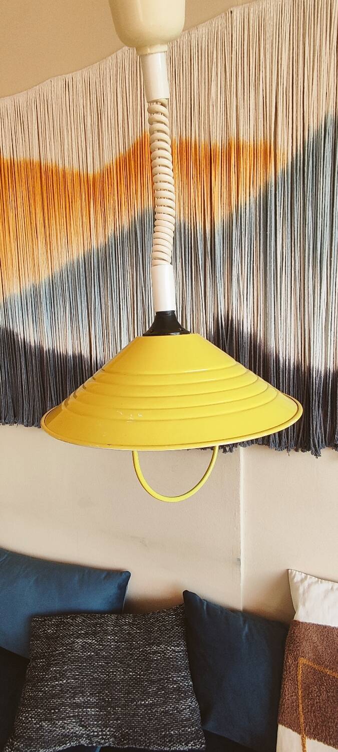 Yellow and white suspension with adjustable height.