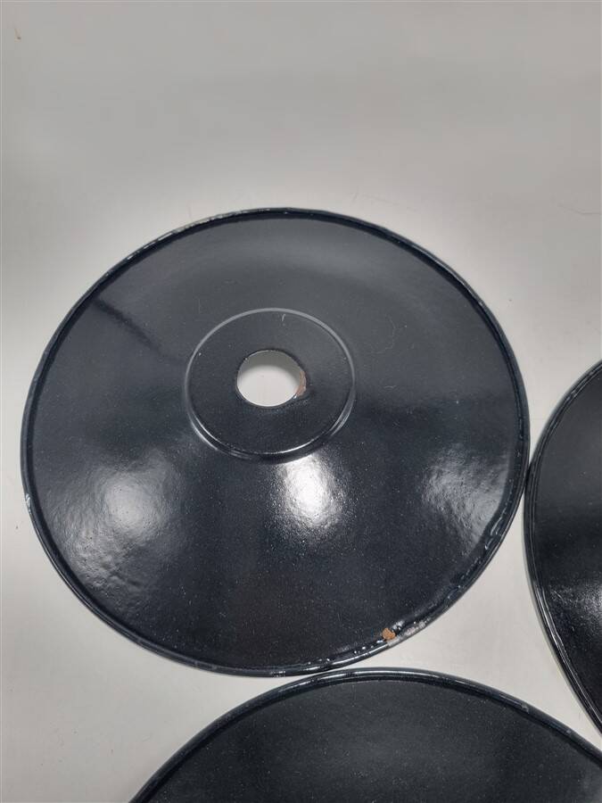 Suspensions in black enamelled sheet metal