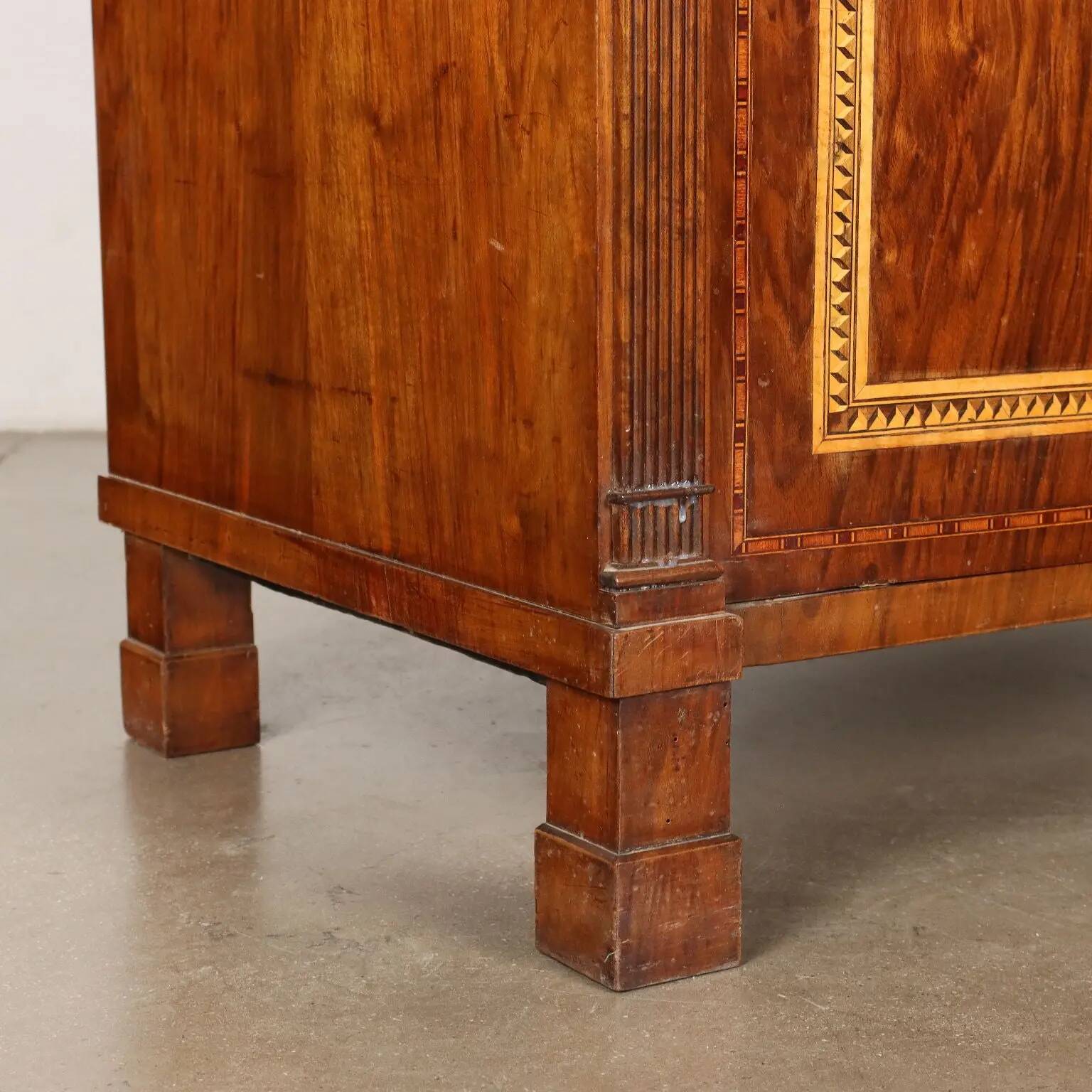 Antique buffet in Eastern European walnut, 19th century.