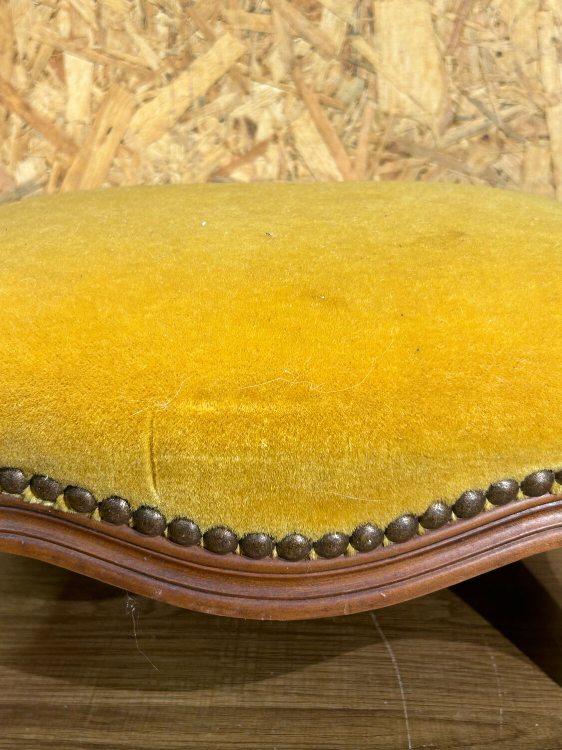 Ancien repose pied bois tissu velours ocre tabouret style Louis XV vintage