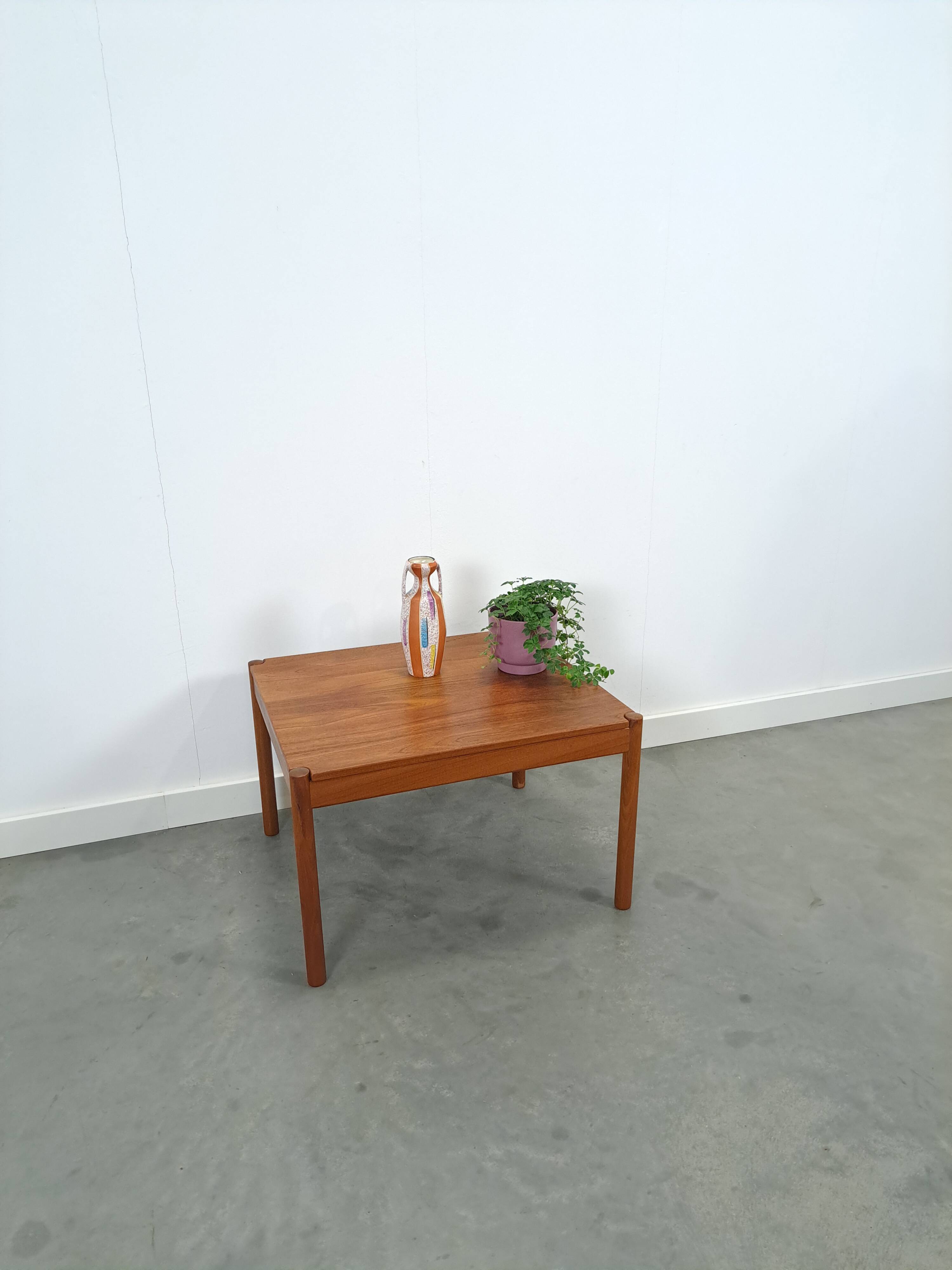 Vierkante Deense teak salontafel Magnus Olesen met ronde poten, nr.2